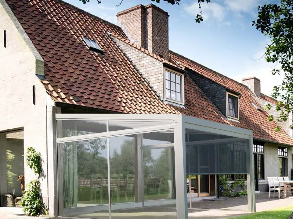 Aurinkoverho asennettuna